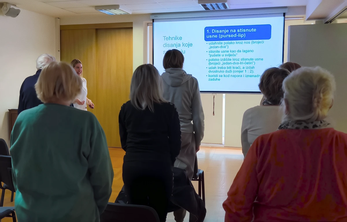 Sudionici radionice i predavanja povodom Svjetskog dana KOPB-a izvode vježbe disanja, u bolnici Thalassotherapia Crikvenica.