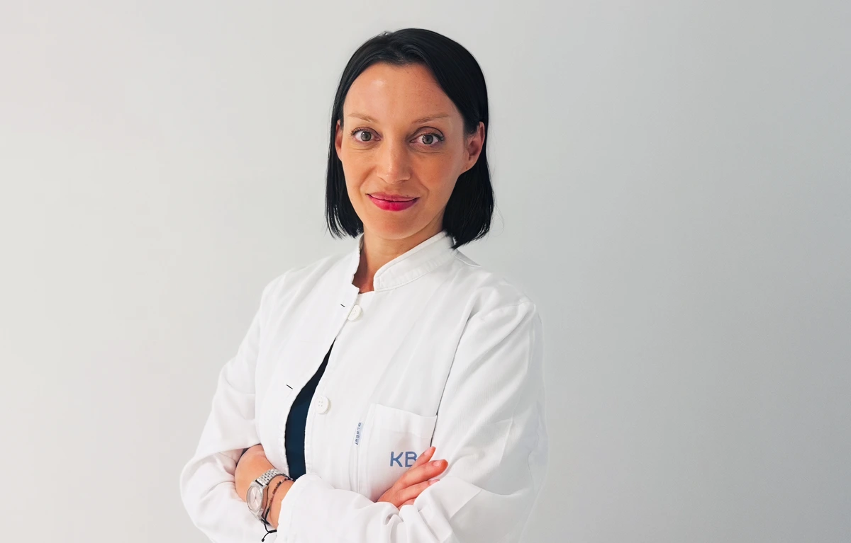 Portret prof. dr. sc. Sandra Peternel, dr. med., specijalistica dermatologije i venerologije, Klinika za dermatovenerologiju KBC Rijeka, ENEA program; prof. Peternel piše na temu poremećaji kože kose i noktiju kod liječenja raka dojke.