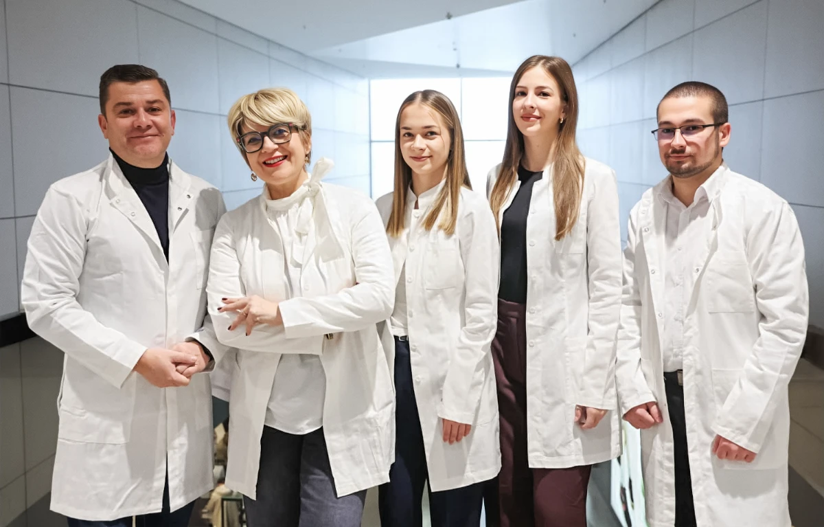 foto-dana-kardiolozi-ZG-studenti-Osijek Javnozdravstvena akcija "Čuj, srce ti priča!" studentske udruge CroMSIC u Osijeku, zajednički portret prof. prim. dr. sc. Šime Manola, prim. dr. sc. Borka Pezo Nikolić, Lucija Tošić, Ema Purgar i Jurica Geneja.