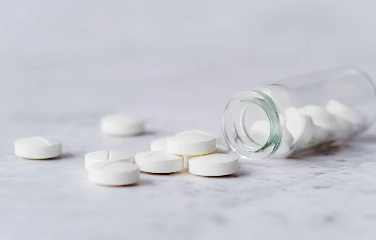 lijekovi-epi-HALMED Bijele tablete ispale su iz prozirne kutijice. Koncept: lijek Tiramat.