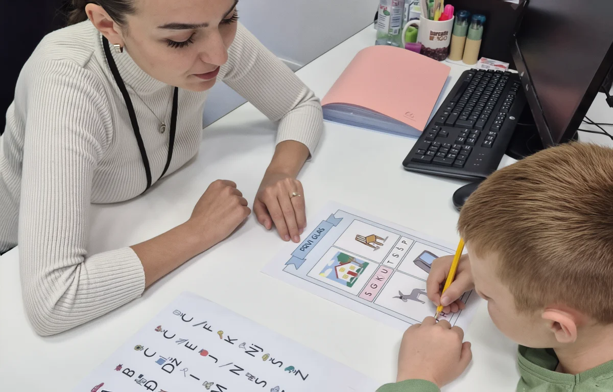 Prvostupnica logopedije Fakulteta za logopediju Sveučilišta u Rijeci vježba s jdečakom savladavanje pisanja i čitanja u sklopu projekta UNILOG u Domu zdravlja