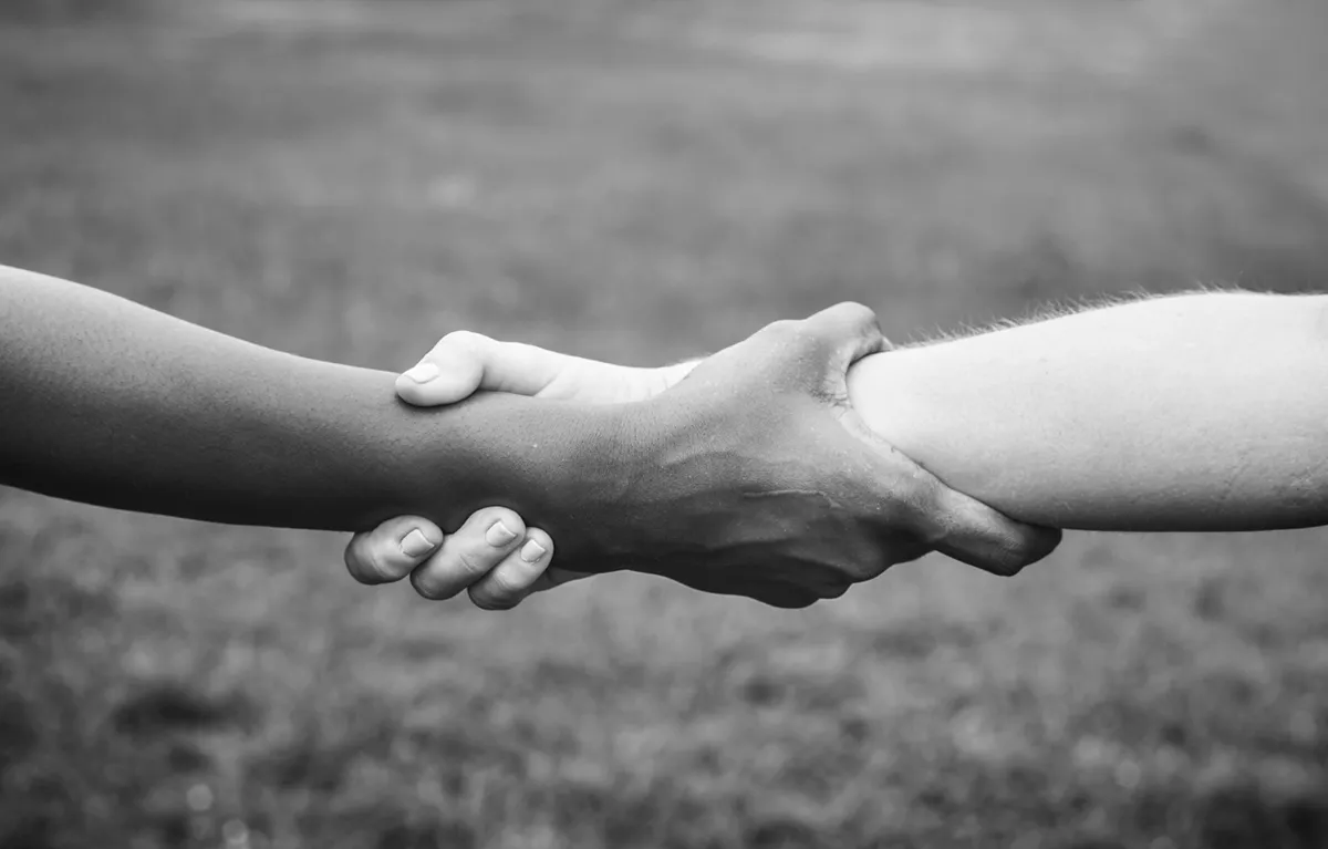 pjesnici-ruke-Sovagovic Dva para ruku se drže čvrsto zajedno; koncept knjiga pjesama, pjesnici pišu zbirku za oboljele od raka