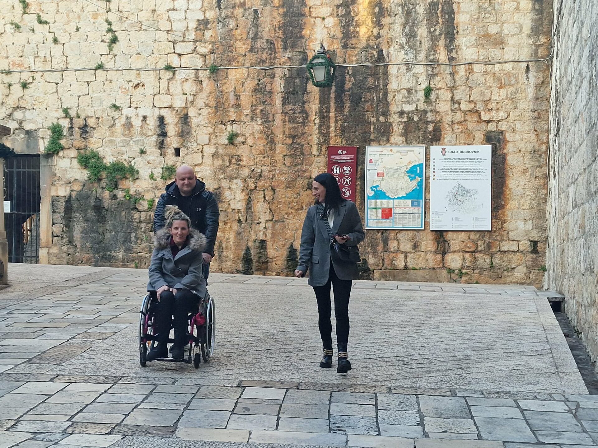 Društvo oboljelih od MS Dubrovačko-neretvanske županije Društvo oboljelih od MS Dubrovačko-neretvanske županije i djeca iz Doma Maslina.