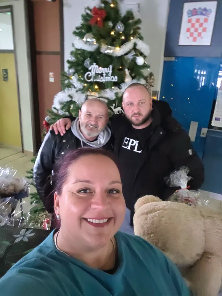 Ivan i Dragoljub Jandrić s Jasenkom Bastaić na predaji donacije za Odjel za pedijatriju OB Knin