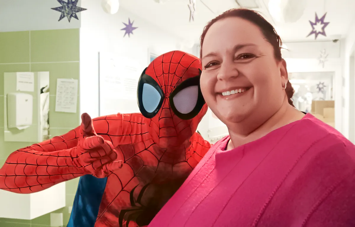 Bastaic-Spiderman-01 Maximilian Bindernagel Vujnović Spiderman i Jasenka Bastaić, predsjednica Udruge Nikola Bastaić, na na Zavodu za pedijatrijsku hematologiju, onkologiju i transplantaciju krvotvornih matičnih stanica KBC-a Zagreb; prosinac 2025.