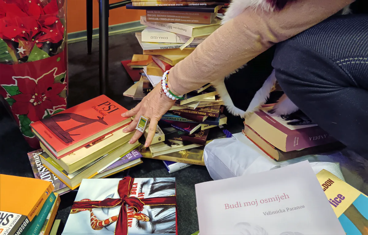 Donacija knjiga na promociji zbirke Budi i ti, za projekt "Odorčićeva Polica Riječi – Sandra i prijatelji od pera"