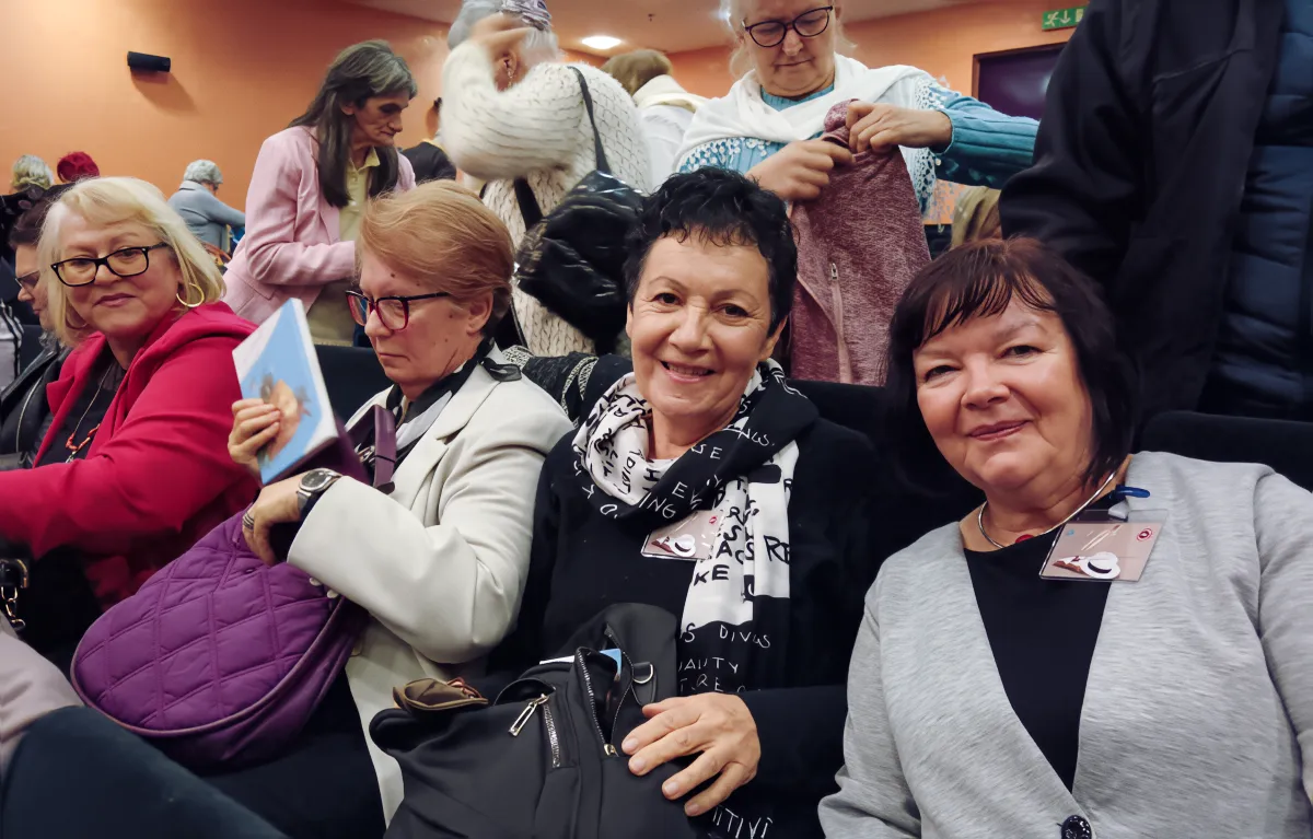 Budi-i-ti-publika-01 Pjesnici, onkološki pacijenti i ostala publika na promociji u dvorani Matice hrvatske, prosinac 2025., zbirka poezije Budi i ti