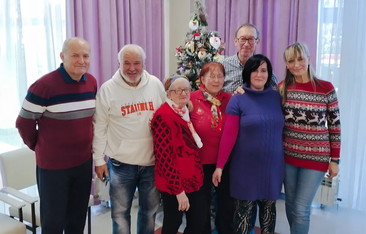Pjesnici u Domu Kantrida, Danijela Ćuk s korisnicima Doma ispred božićne jelke, zajednički portret