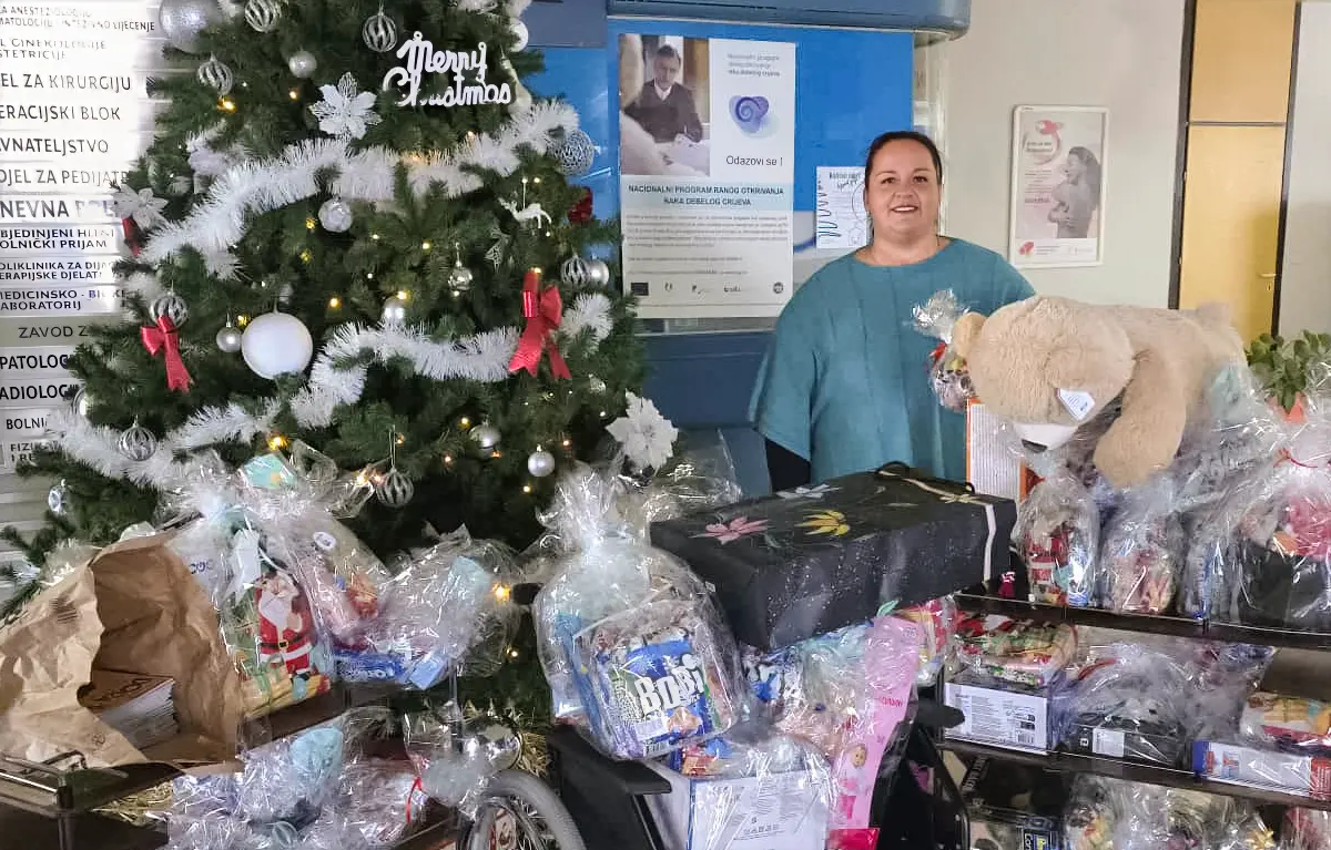 Jasenka-Bastaic-pokloni-OB-Knin Jasenka Bastaić s 40 poklon paketa za Odjel za pedijatriju OB Knin; pokloni za malene pacijente