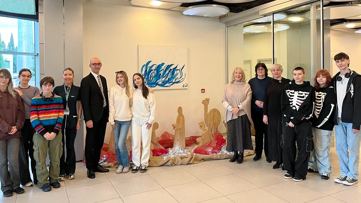 Zajednički portret učenika Škole za dizajn, grafiku i održivu gradnju Split, nastavnika i ravnateljice s osobljem i ravnateljem KBC-a Split.