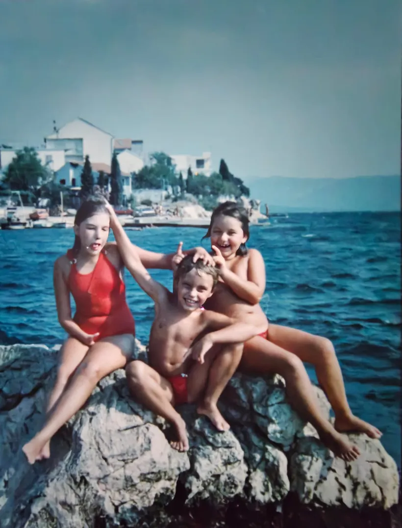 Karmen Herceg u djetinjstvu, na moru u društvu sestre Sanje i brata Željka.