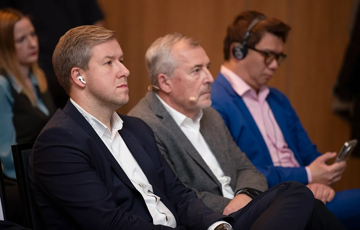 Dr. Danko Relić, član Europskog gospodarskog i socijalnog odbora, izv. prof. dr. sc. Krunoslav Capak, ravnatelj Hrvatskog zavoda za javno zdravstvo, i dr. Hugo Tan, chief medical officer BAT-a, na konferenciji Ovisnost o pušenju – što čini Hrvatska?, u organizaciji Portala Zdravlje, na temu ovisnost o pušenju.