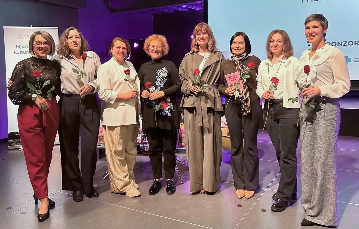 Promocija-knjige-Fascikle-duginih-boja Žene s ružama u rukama na promociji Fascikle duginih boja, knjige sa iskustvima pacijentica oboljelih od raka dojke, Šibenik 2025.