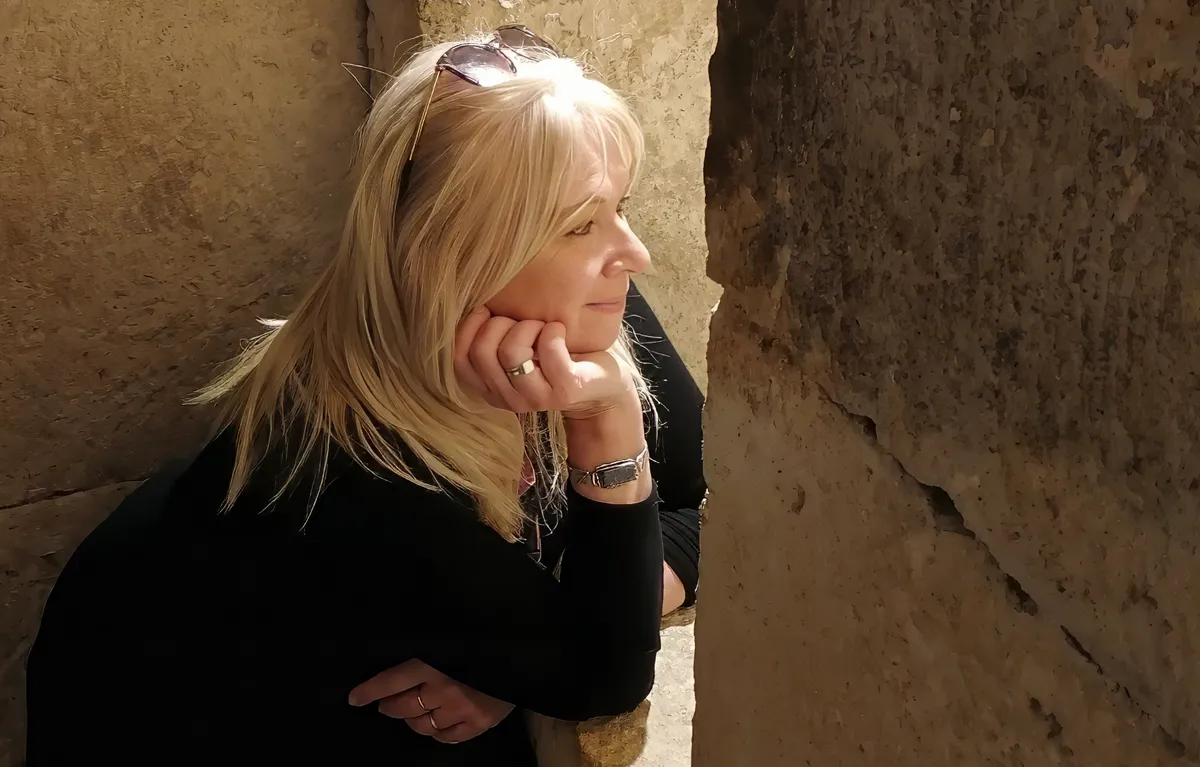 Plavokosa žena u tvrđavi gleda u sunce; Sanja Kalebić blog