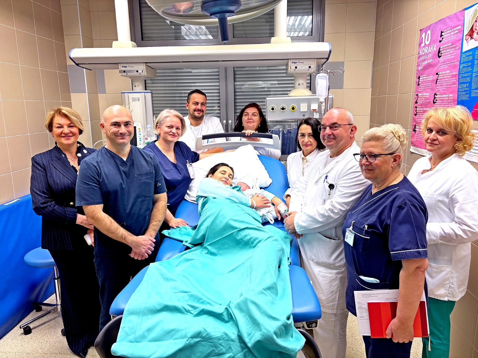 Tisućiti-porod-u-OB-Zabok Tim zabočke bolnice uz tisućitu bebu Blaža rođenog u 2025.