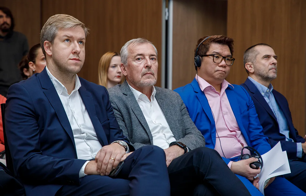 Dr. sc. Danko Relić, član Europskog gospodarskog i socijalnog odbora, izv. prof. dr. sc. Krunoslav Capak, ravnatelj Hrvatskog zavoda za javno zdravstvo, dr. Hugo Tan, chief medical officer BAT-a, i Dragan Soldo, obiteljski liječnik i predsjednik Hrvatskog društva obiteljskih doktora pri Hrvatskom liječničkom zboru, na konferenciji Ovisnost o pušenju – što čini Hrvatska?, u organizaciji Portala Zdravlje, na temu ovisnost o pušenju.