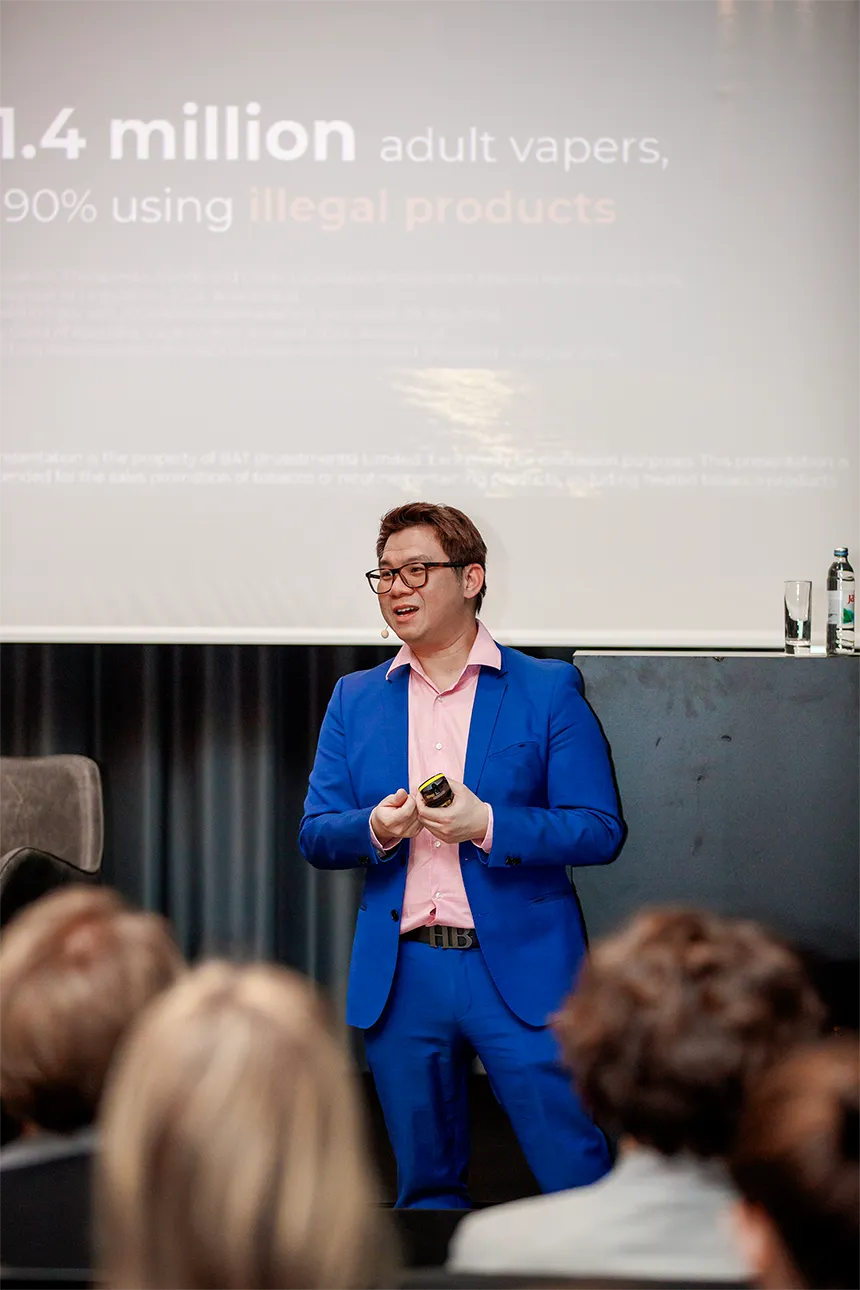 Dr. Hugo Tan drži prezentaciju na konferenciji "Ovisnost o pušenju – što čini Hrvatska?"