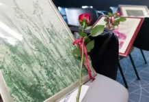 Umjetnički radovi i ruže na stolicama u kongresnoj dvorani KBC-a Rijeka, Bolnica za ženu i dijete; umirovljeni KBC Rijeka