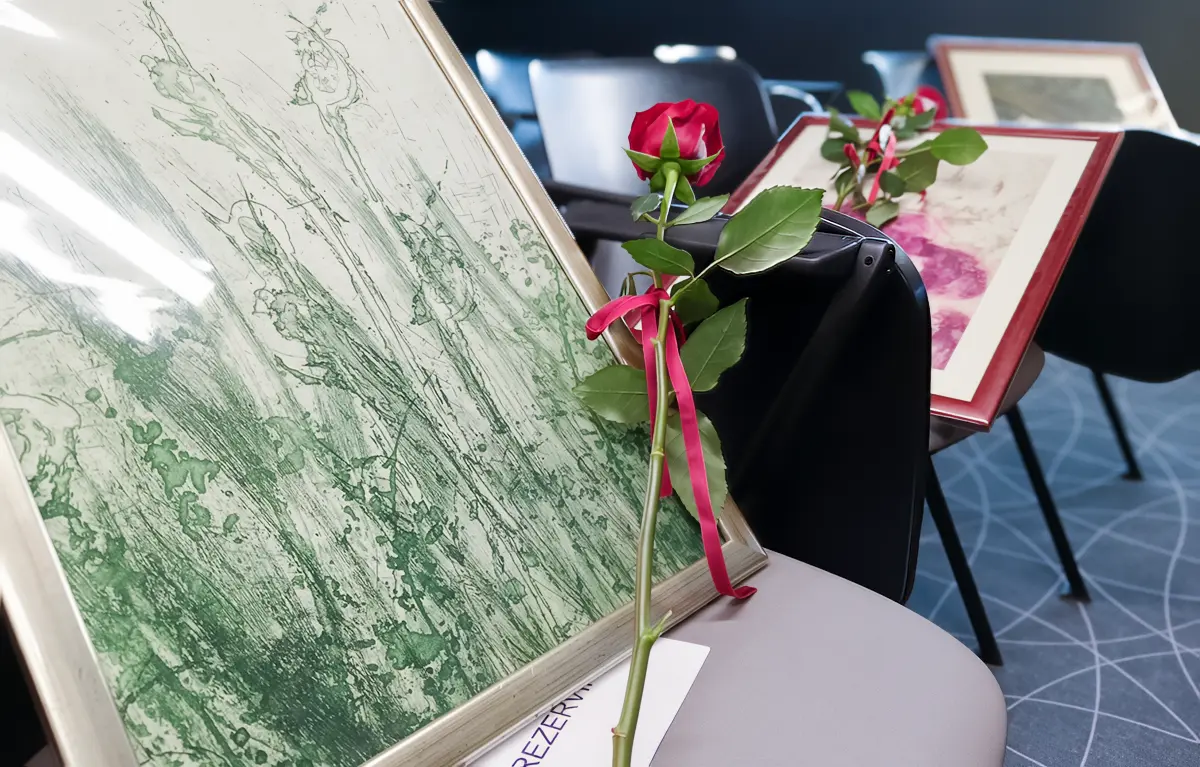 foto-dana-KBC-RI-umirovljenici-01 Umjetnički radovi i ruže na stolicama u kongresnoj dvorani KBC-a Rijeka, Bolnica za ženu i dijete; umirovljeni KBC Rijeka