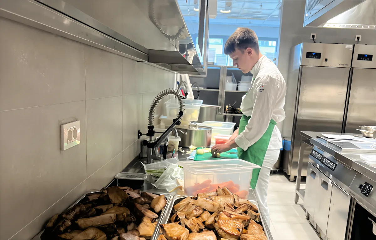 Učenik Turističko-ugostiteljske škole Split u bolničkoj kuhinji KBC-a Split; obroci za pacijente