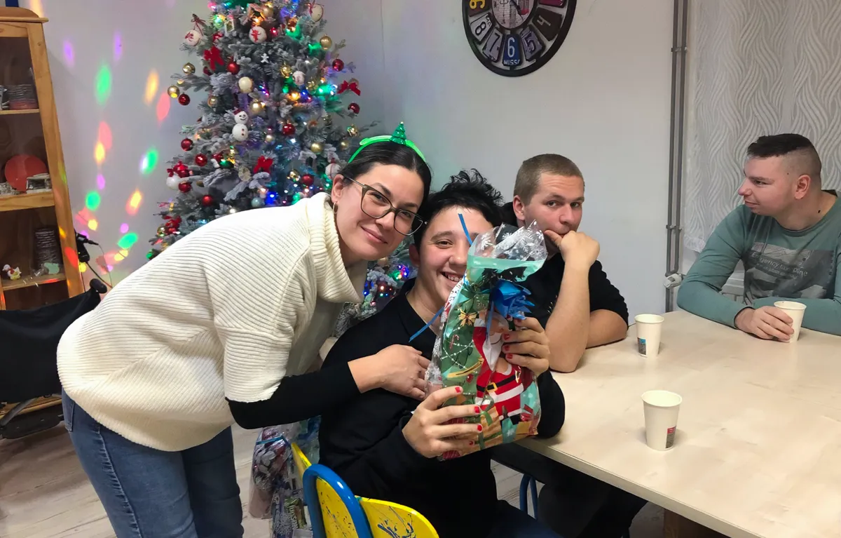 foto-dana-Sv-Nikola-Sv-Bartolomej Volonterka i štićenici kninske Udruge Sveti Bartolomej, s poklon paketom Udruge Nikola Bastaić