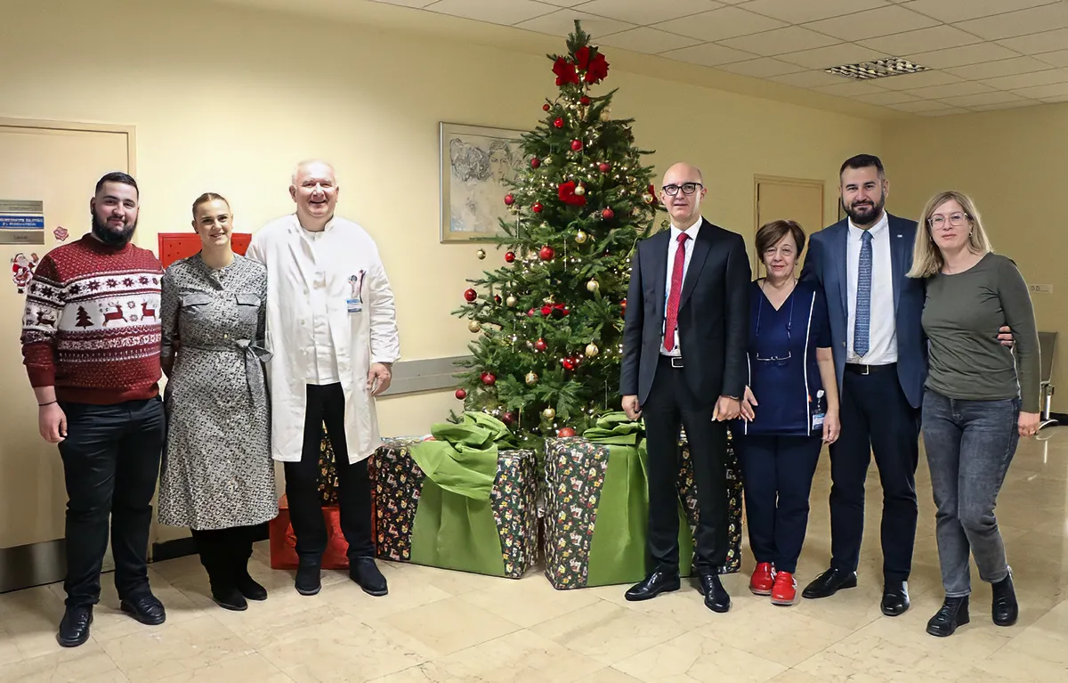Primopredaja donacije studenata i djelatnika Fakulteta zdravstvenih znanosti Sveučilišta u Splitu za pacijente na Klinici za psihijatriju KBC-a Split; prosinac 2025.; donacija splitskih studenata