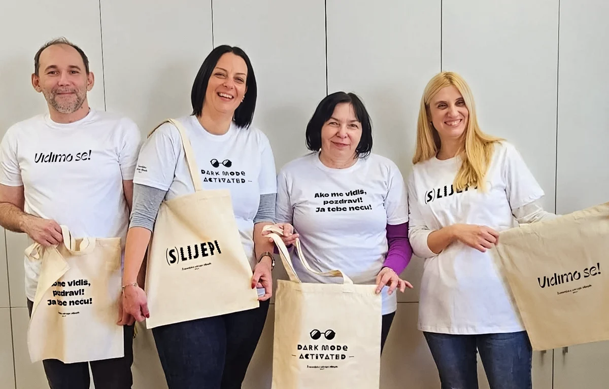 Županijska udruga slijepih Split, članovi poziraju s torbama duhovite kampanje Udruge