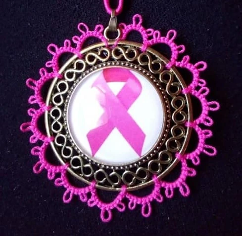 Klub Agata Križevci Medaljon od čunčane čipke s medaljonom Kluba Agata iz Križevaca.