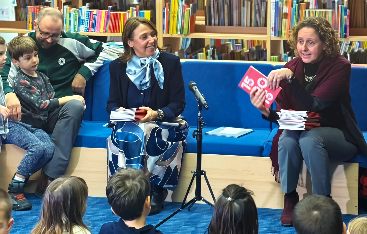 Ministrica zdravstva doc. dr. sc. Irena Hrstić, dr. med., i ministrica kulture i medija dr. sc. Nina Obuljen Koržinek, u društvu djece i roditelja u Gradskoj knjižnici "Ivan Goran Kovačić"; početak nacionalnog čitalačkog izazova "15 po 15: cijela Hrvatska čita djeci"; Karlovac, 15. siječnja 2026.