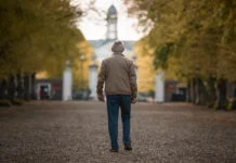 Muškarac u šetnji parkom, okrenut leđima. Koncept: anksiolitici, lijekovi za smirenje.