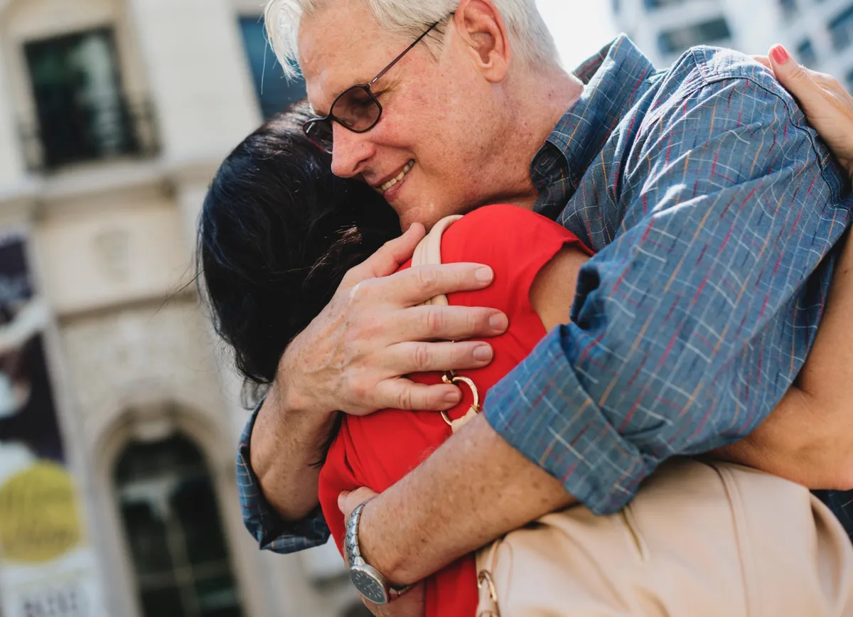 Preživljenje od raka Dvoje ljudi u zagrljaju. Koncept: preživljenje od raka