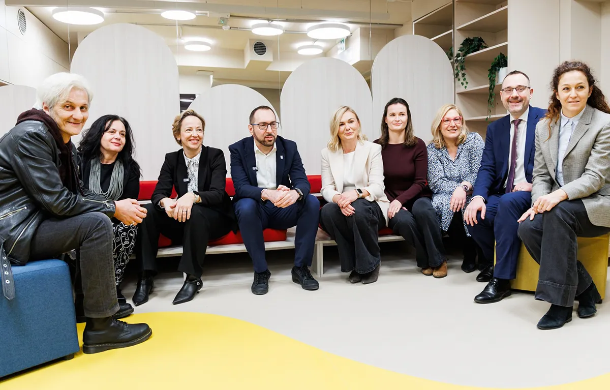 Gradonačelnik Tomislav Tomašević, zamjenici gradonačelnika Zagreba, ravnateljica Savjetovališta Luka Ritz Ivana Jolić, roditelji Luke Ritza Suzana i Reno Ritz, na otvaranju novog prostora u Zagrebu; Centar Luka Ritz, prevencija vršnjačkog nasilja