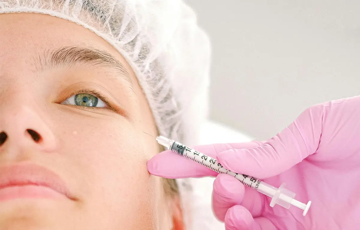 Mlada žena u krupnom planu, primjena injekcije botoksa