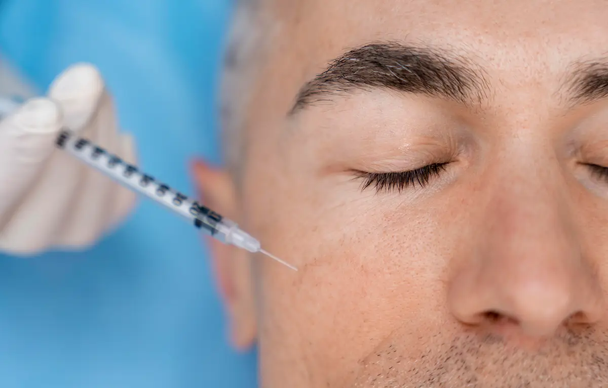 Stariji muškarac u krupnom planu, primjena botoksa kod neuroloških stanja 