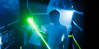 Djevojčica i dječak u igraonici s laserima; laser tag game i trajna ozljeda oka