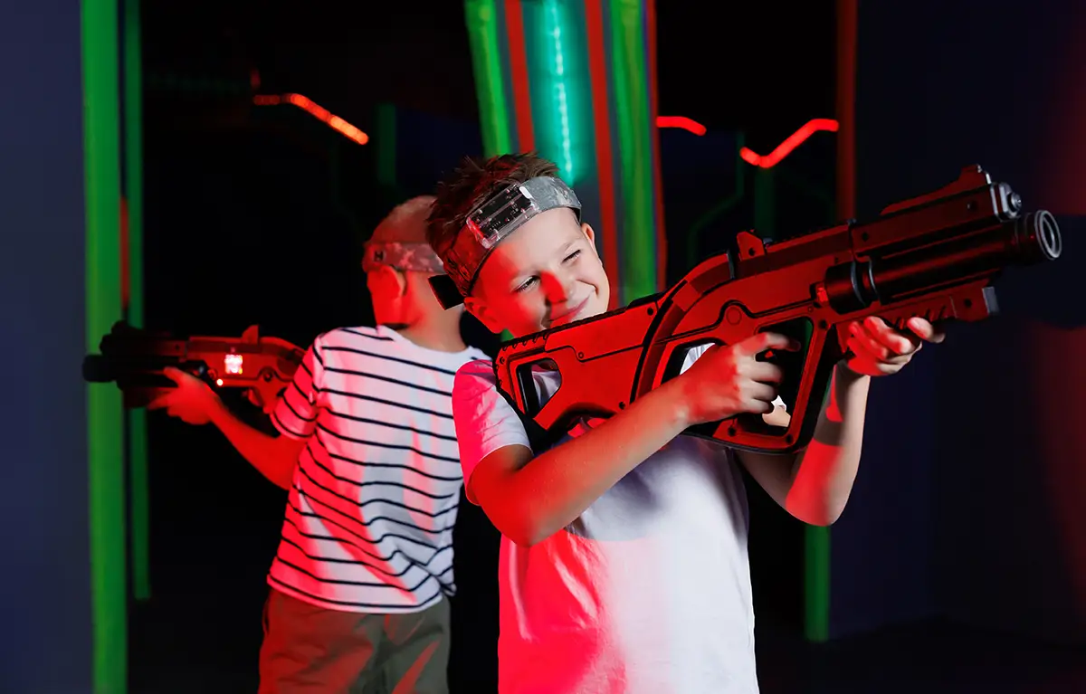 Dječaci u igraonici s laser puškama; laser tag game i trajna ozljeda oka