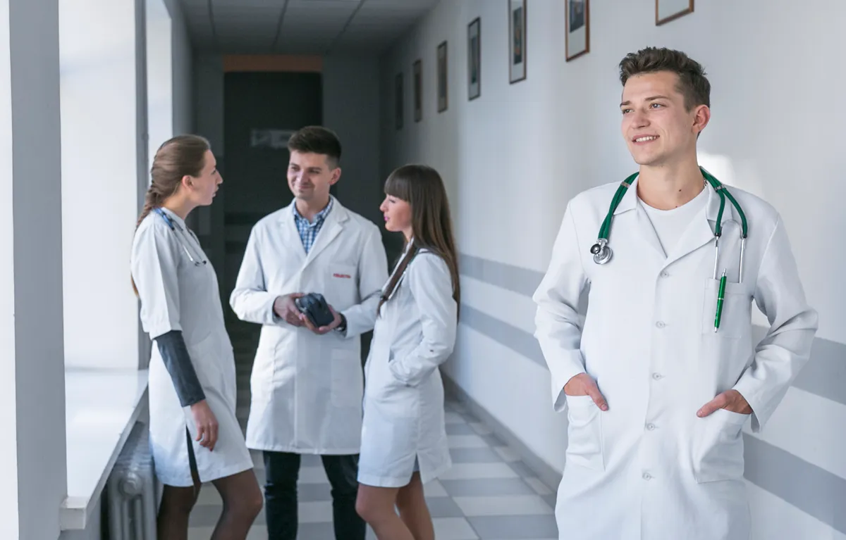 Mladi liječnici u bolničkom hodniku
