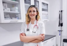 Portret Iva Petričušić, dr. med., spec. obiteljske medicine, u liječničkoj ordinaciji.