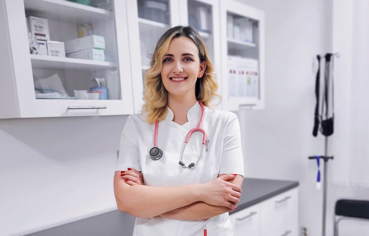 Portret Iva Petričušić, dr. med., spec. obiteljske medicine, u liječničkoj ordinaciji.