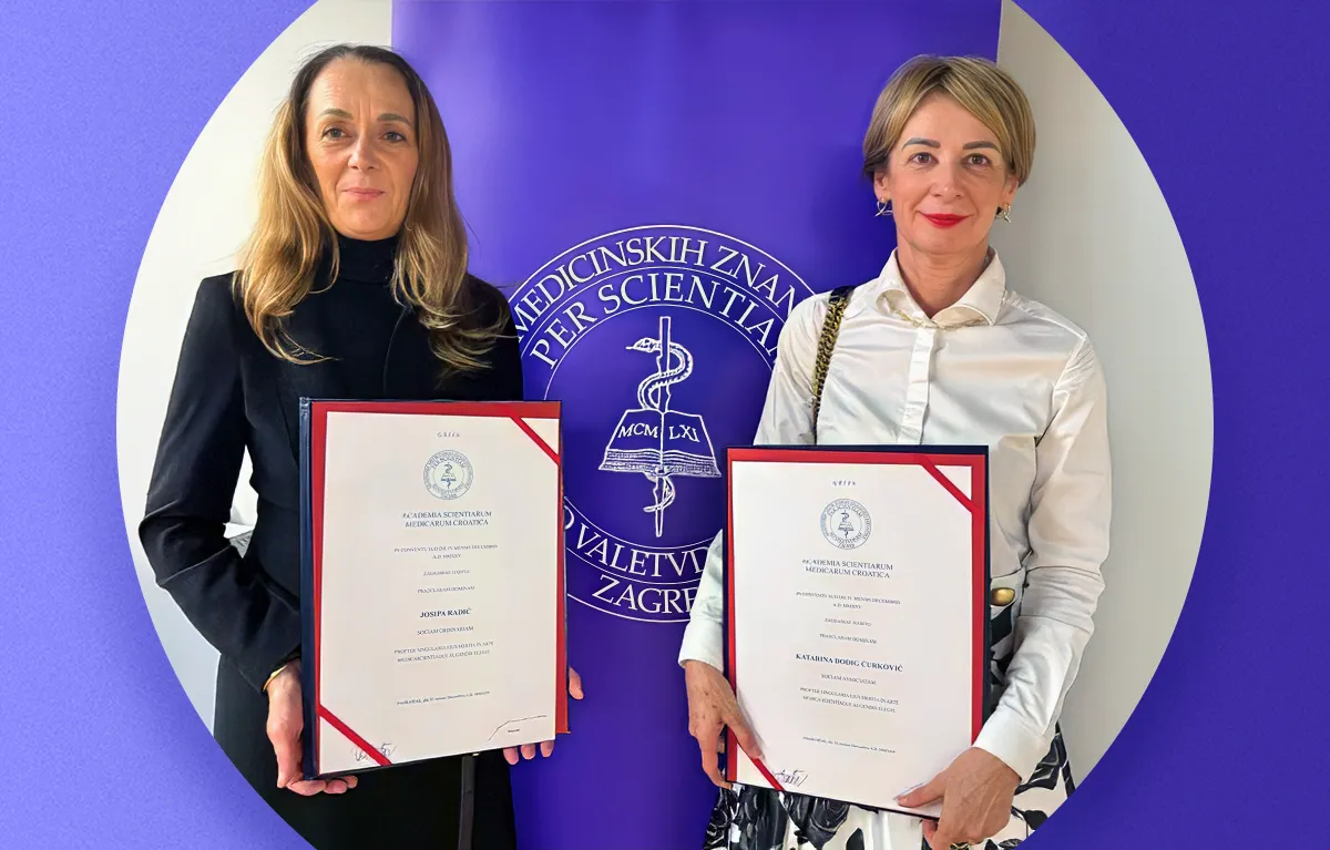 Sestre Katarina Dodig-Ćurković i Josipa Radić, liječnice i znanstvenice, poziraju s priznanjem Akademije medicinskih znanosti Hrvatske; članice AMZH-a