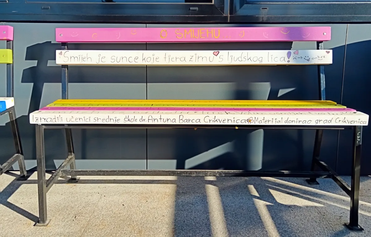 sretna-klupica-KBC-Rijeka Oslikana klupa i poruke optimizma ispred Bolnice za ženu i dijete KBC-a Rijeka; rad učenika Srednje škole dr. Antuna Barca iz Crikvenice