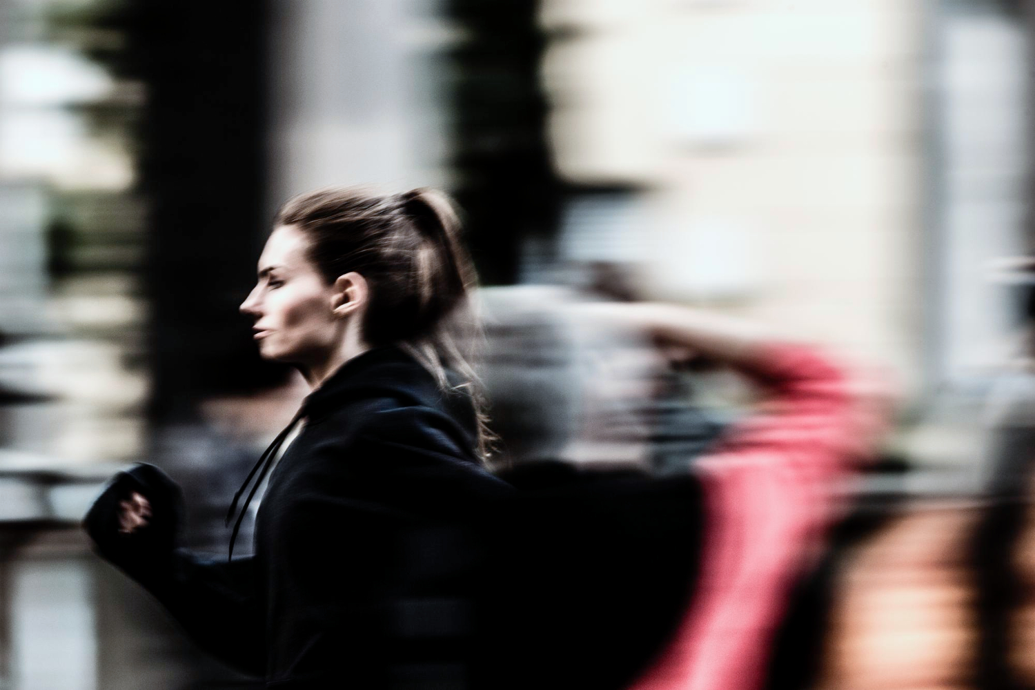 (peri)menopauza Žena hoda po cesti. Koncept: (peri)menopauza