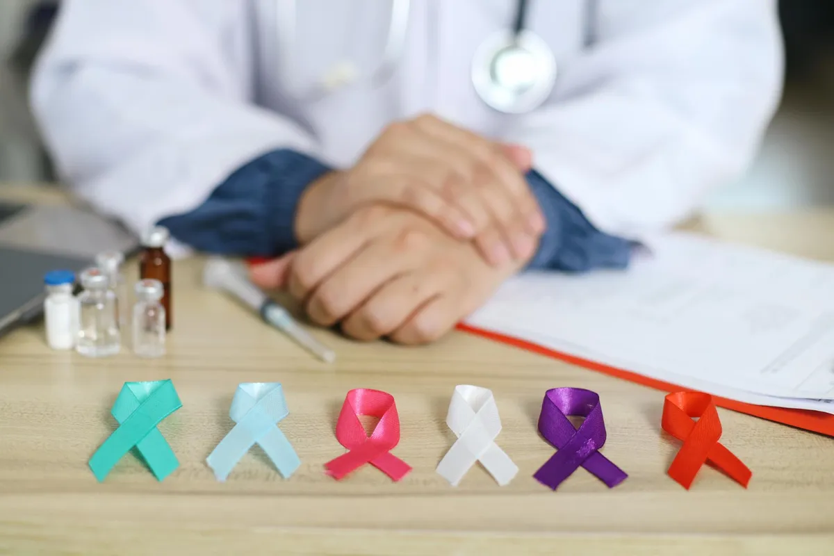 Simboli borbe oboljelih od raka. Koncept: prijevoz oboljelih od raka