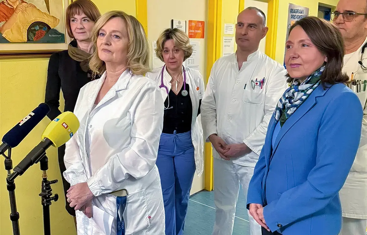 Voditeljica gerijatrijske ambulante Specijalne bolnica za produženo liječenje u Dugoj Resi dr. Vanda Eđed Šimić, medicinski djelatnici i ministrica zdravstva Irena Hrstić na predstavljanju prve gerijatrijske ambulante u RH.