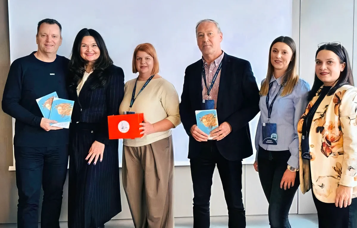 Jedra-OB-Pula-ORPHEUS Donacija u sklopu projekta O.R.P.H.E.U.S., muzikoterapija za onkološke pacijente; Sandra Karabatić, predsjednica Udruga Jedra sa zdravstvenim djelatnicima OB Pula: ravnatelj mr. sc. Andrej Angelini, dr. med., prof. dr. sc. Dragan Trivanović, voditelju odjela za onkologiju i hematologiju, te v.d. glavna medicinska sestra Petra Popović.