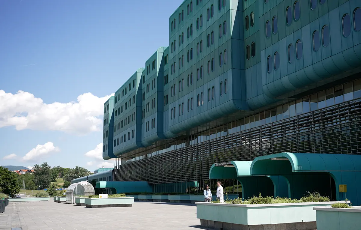 KB-Dubrava-dizala Klinička bolnica Dubrava prikazana izvana s prednje strane, projekt KB Dubrava dizala