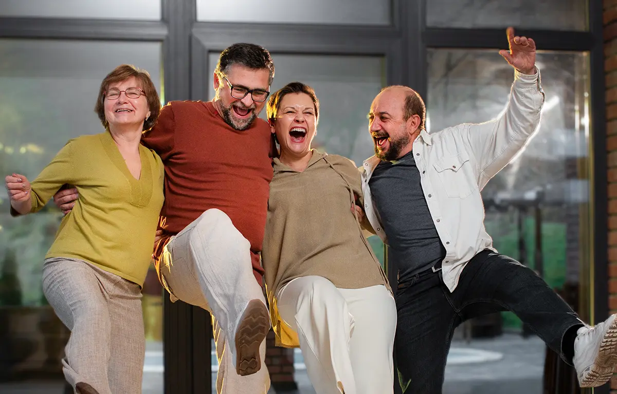 Grupa osoba srednje i starije životne dobi pleše i zabvalja se; vježbanje i visoki tlak bila je tema simpozija Kontroverze 2026., a dokazano je da se povišeni tlak može bolje regulirati grupnim vježbama