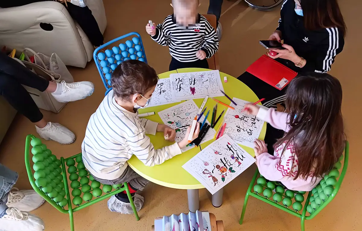 Djeca u bolničkoj igraonici na STEM radionici Udruge Krijesnica, najava radionica za veljaču poput Emocije u boji