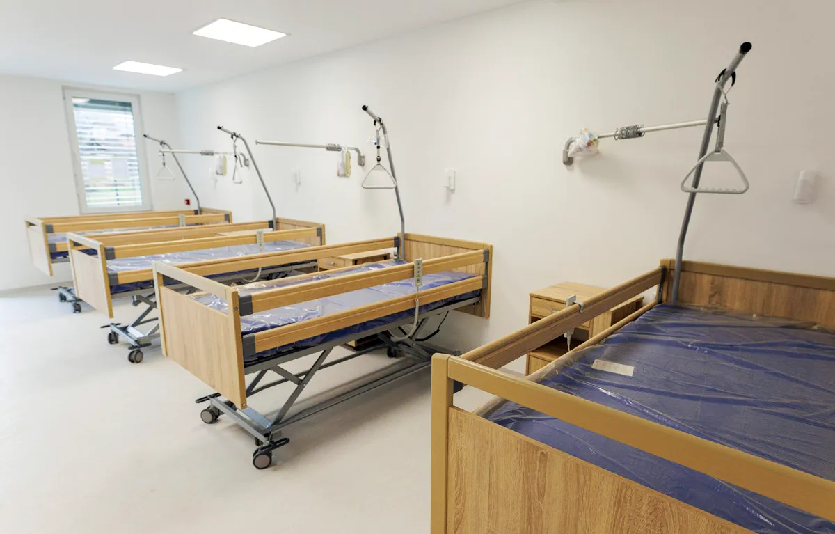 Centar za starije i nemoćne osobe, unutrašnjost s krevetima, Općina Voćin, Virovitičko-podravska županija