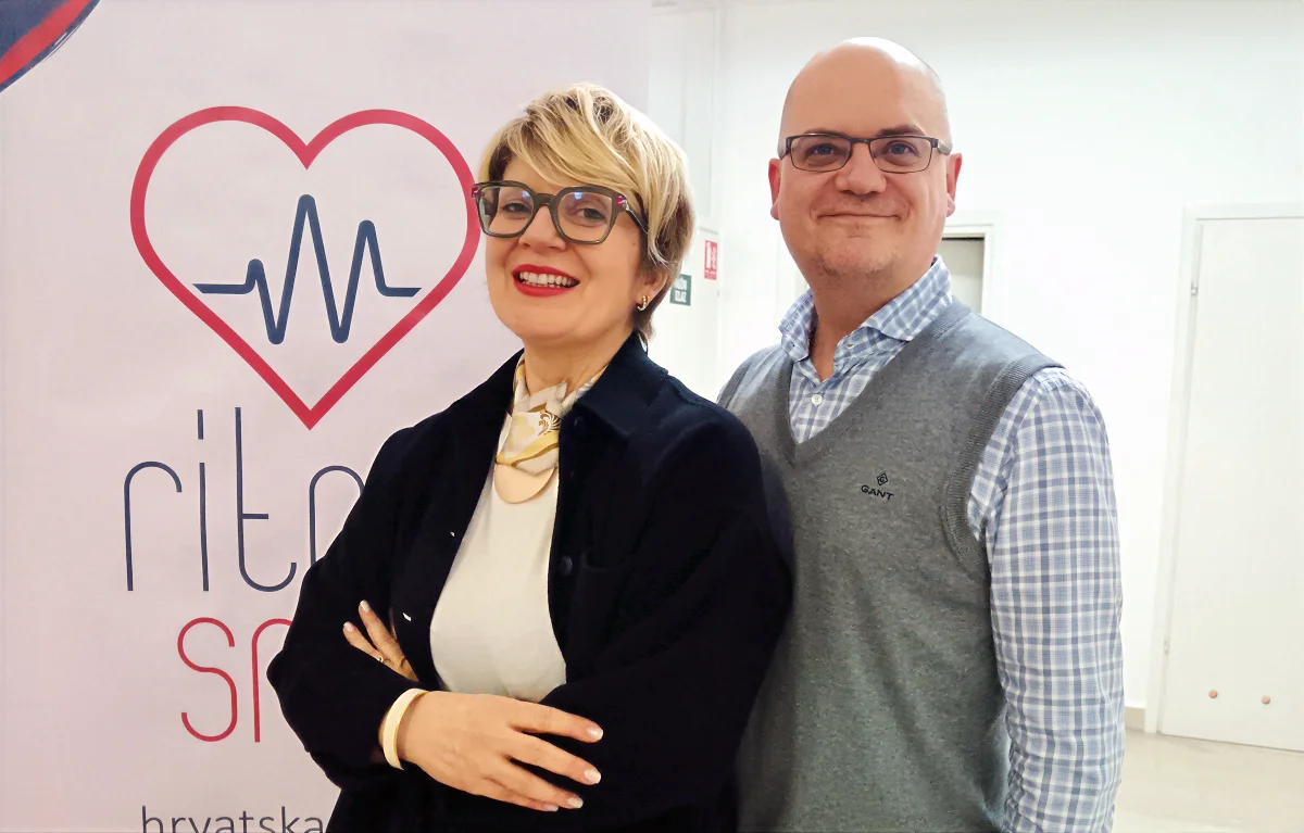 Pezo-Nikolic-Kravarscan-Grizanska Zajednički portret prim. dr. sc. Borka Pezo Nikolić, predsjednica Udruge Ritam srca, i Jurica Kravaršćan, dr. med., ravnatelj Doma zdravlja Zagreb – Istok; predavanje "Život s fibrilacijom atrija", teme najučestalija aritmija, zdravlje srca, puls, krvni tlak, kolesterol i statini, u Domu zdravlja u Grižanskoj ulici, Zagreb, siječanj 2026.